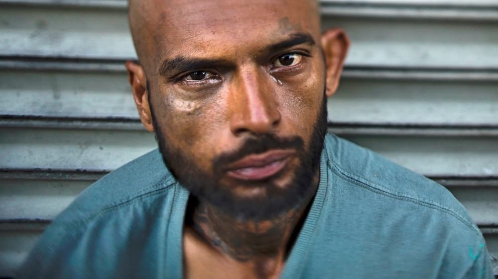 Jorge Ortega, de 40 años, empezó a vivir en las calles hace 10 años, cuando perdió su trabajo en el Aeropuerto de Los Ángeles (LAX). Tiene un hijo que vive en Washington, quien no sabe que su padre es un indigente que vive en Skid Row.