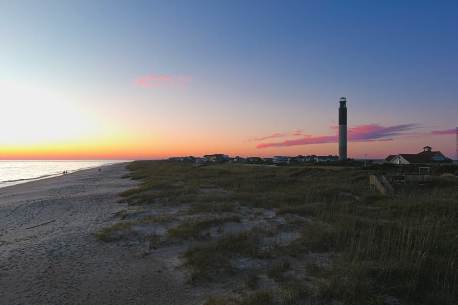 <b>Oak Island Beach </b>
<br>Sitio web: 
<a href="https://www.oakislandnc.gov/residents-visitors/beach-information">https://www.oakislandnc.gov/residents-visitors/beach-information</a> 
<br>
<b><a href="https://goo.gl/maps/pUUCfhMTM9pgk9Sx8">Cómo llegar</a> </b>
<br>
<br>Situada en el extremo sur de la pintoresca costa de Carolina del Norte, la ciudad de Oak Island ofrece casi 10 millas de playa a lo largo de las 12 millas de largo de Oak Island, de donde deriva su nombre. Con su costa única orientada al sur, los bañistas pueden disfrutar de magníficas vistas tanto del amanecer como del atardecer sobre el océano, todo desde el mismo tramo de arena.