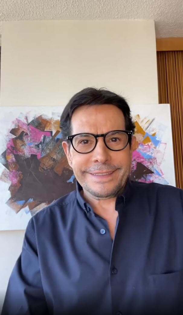 "No es cierto, esas son puras mentiras, 
<b>no mentí a nadie</b>, no hablé ni siquiera con el hombre, vino, le di mi pasaporte, lo anotaron, me pusieron la vacuna, (le dijeron) 'espérese ahí 15 minutos para ver qué reacción tiene' y es todo lo que me dijeron", explicó contundentemente.
<br>