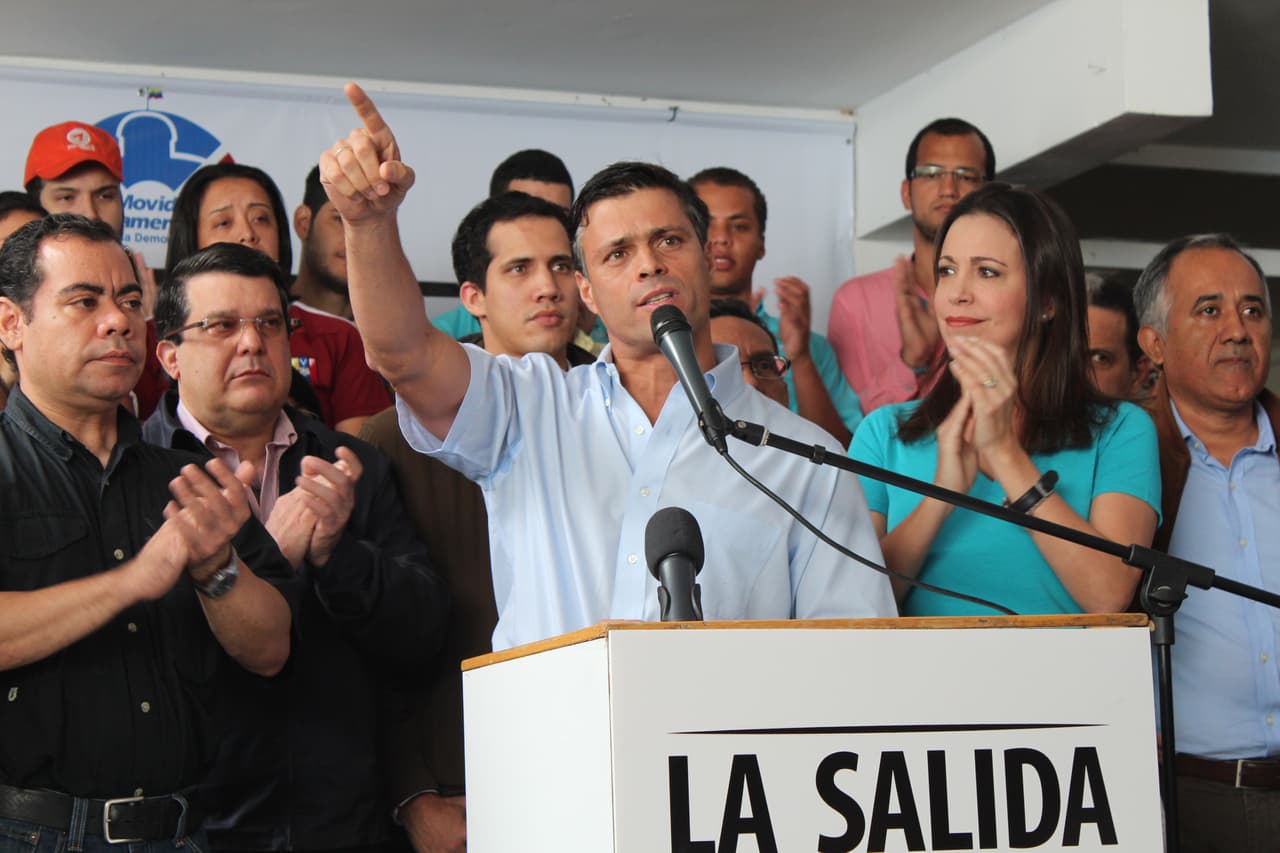 Hugo Chávez murió a principios de 2013 por lo que se realizaron unas nuevas elecciones presidenciales, esa vez con Nicolás Maduro como candidato oficial. Maduro venció al opositor Capriles por un muy ajustado margen, en unas elecciones poco transparentes y con denuncias de ventajismo oficial. La muerte de Hugo Chávez coincidió con la profundización de la crisis económica en Venezuela. A principios de 2014, Leopoldo López llamó a una rebelión popular contra el gobierno de Nicolás Maduro a la que llamó 'La Salida'.