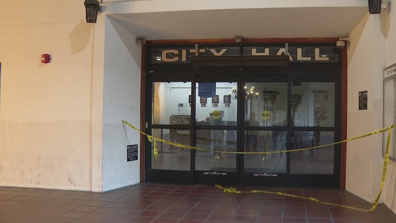 Catean oficinas del ayuntamiento de Huntington Park por posible escándalo de corrupción