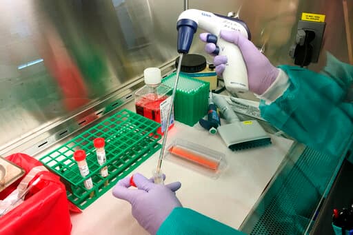 De acuerdo con la Organización Mundial de la Salud (OMS por sus siglas en inglés), el covid-19 puede sobrevivir en una superficie desde unas pocas horas hasta varios días. El tiempo puede variar en función de las condiciones por ejemplo el tipo de superficie la temperatura o la humedad en el ambiente.