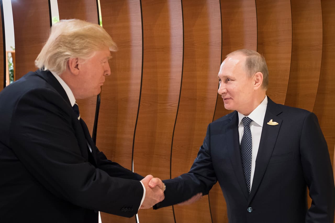 El primer cara a cara entre Vladimir Putin y Donald Trump. Sucedió en el marco de la cumbre del G20 que se celebró en Hamburgo, Alemania, el julio de 2017. Estados Unidos había denunciado recientemente que Rusia intentó intervenir en las elecciones presidenciales que ganó Trump y 
<a href="https://www.univision.com/noticias/politica/trump-y-putin-finalmente-cara-a-cara-con-el-rusiagate-de-fondo"><u>Putin negó esa acusación en la reunión</u></a>.