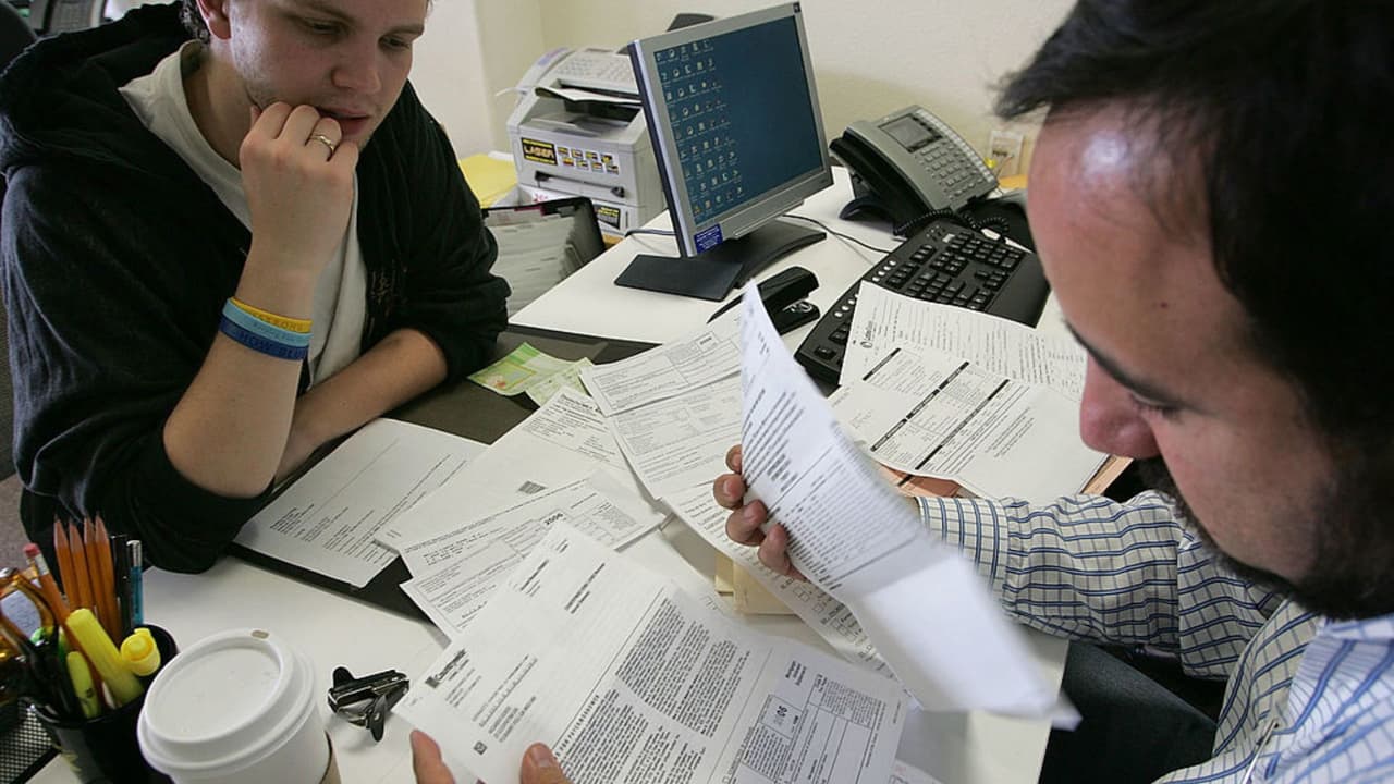 Familias pueden recibir hasta $10,000 en reembolsos de impuestos estatales y federales en Los Ángeles