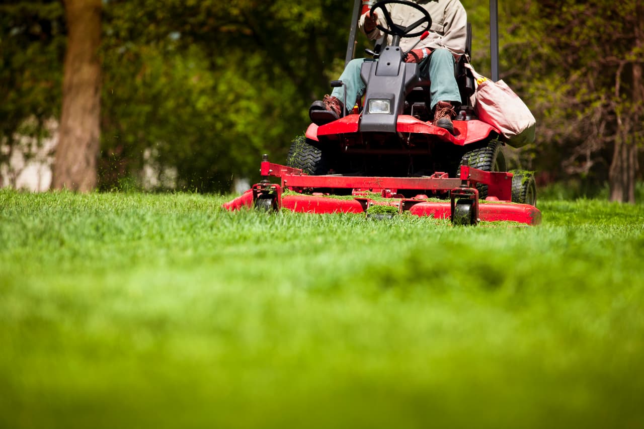 <h3 class="cms-H3-H3">4. Trabajadores de equipos eléctricos al aire libre</h3>
<br>
<br>⚒️ Incremento en el salario por hora en el último año: +17.3%
<br>
<br>⚒️ Salario por hora promedio, agosto de 2022: $23.99
<br>
<br>⚒️ Salario por hora promedio, agosto de 2021: $20.45
<br>