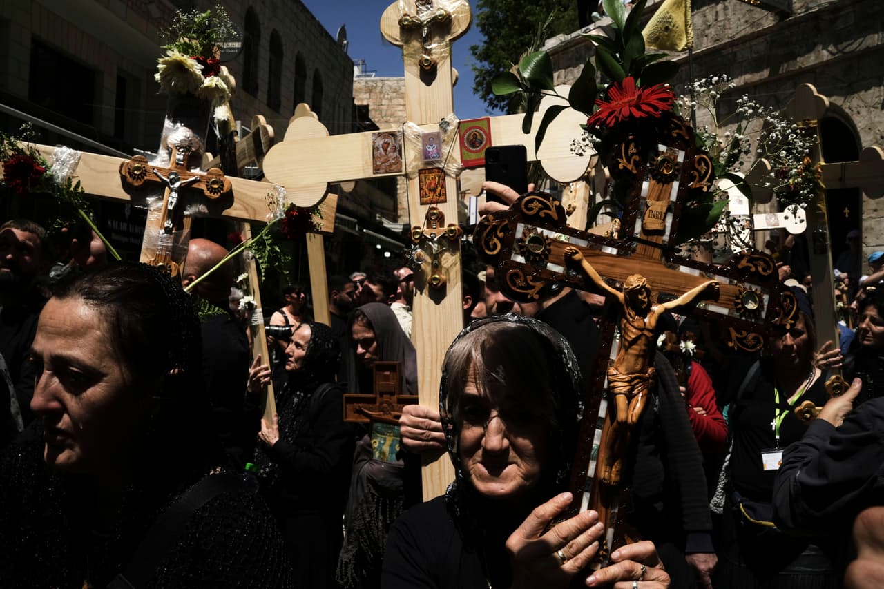 Peregrinos cristianos cargan cruces durante una procesión de Semana Santa en la Ciudad Vieja de Jerusalén, el Viernes Santo, 18 de abril de 2025. 
<br>
<br>Para algunos creyentes, como Joseph Roussos en la isla griega de Syros, esta coincidencia representa un avance significativo. Recuerda épocas en que las celebraciones dividían a las comunidades, y considera que compartir una misma fecha es un gesto de armonía que, aunque pequeño, refleja una voluntad de acercamiento entre ramas del cristianismo que durante siglos caminaron separadas.
<br>