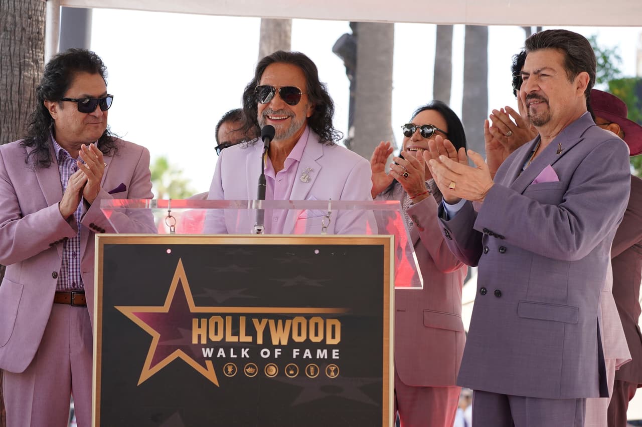 La ceremonia fue presentada por 
<b>Gabriel “Fluffy” Iglesias</b> y contó con la presencia del actor
<b> Demián Bichir</b>, quien destacó que Los Bukis “son la banda sonora de nuestras vidas” y un símbolo de identidad latina.