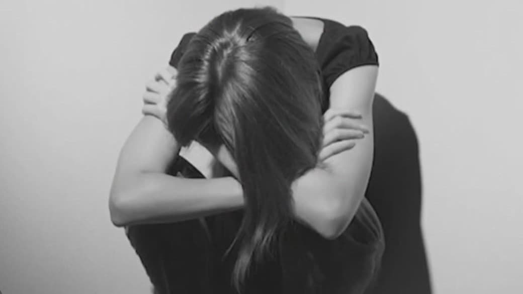 En ocasiones, el agresor ya no les permiten trabajar o estudiar, tampoco hablar con su familia o amigos, podría enojarse hasta por ver sonreír a la víctima. Constantemente preguntan: ¿A dónde vas? ¿Por qué te vistes así? ¿Qué llevas ahí? No permitirles tener una vida libre.