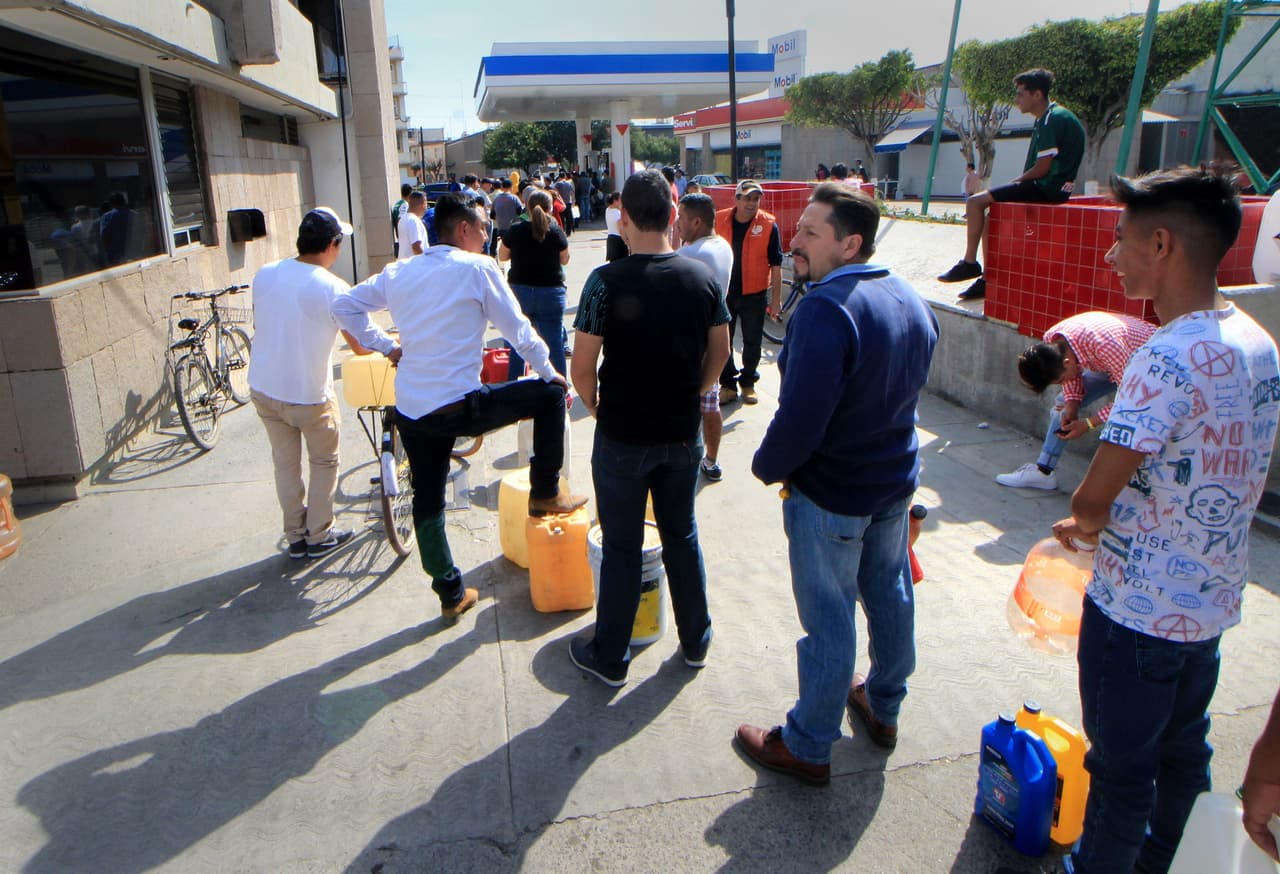 Los problemas de abastecimiento de combustible se deben a un cambio en el modelo de suministro de Petróleos Mexicanos (Pemex) a las estaciones de servicios, un plan implementado por el gobierno para combatir el robo de combustible.