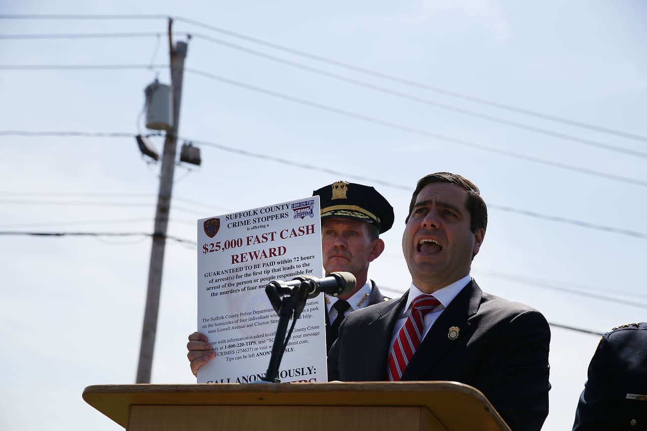 El comisionado de la policía del condado de Suffolk, Timothy Sini, al ofrecer 25,000 dólares en un esfuerzo para saber qué había ocurrido con los cuatro adolescentes asesinados en abril. (Spencer Platt/Getty Images)