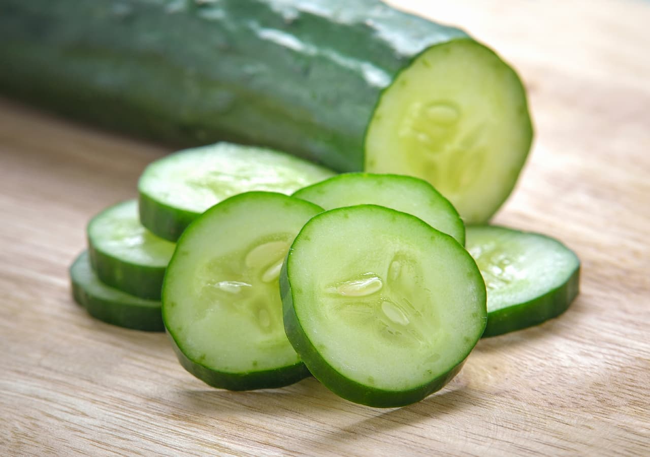 <b>Cáscaras. </b>Con ayuda de cáscaras de pepino o de cualquier otro cítrico podrás alejarlas, ya que la piel de estas frutas son tóxicas para los tipos de hongos de los cuales se alimentan estos insectos.