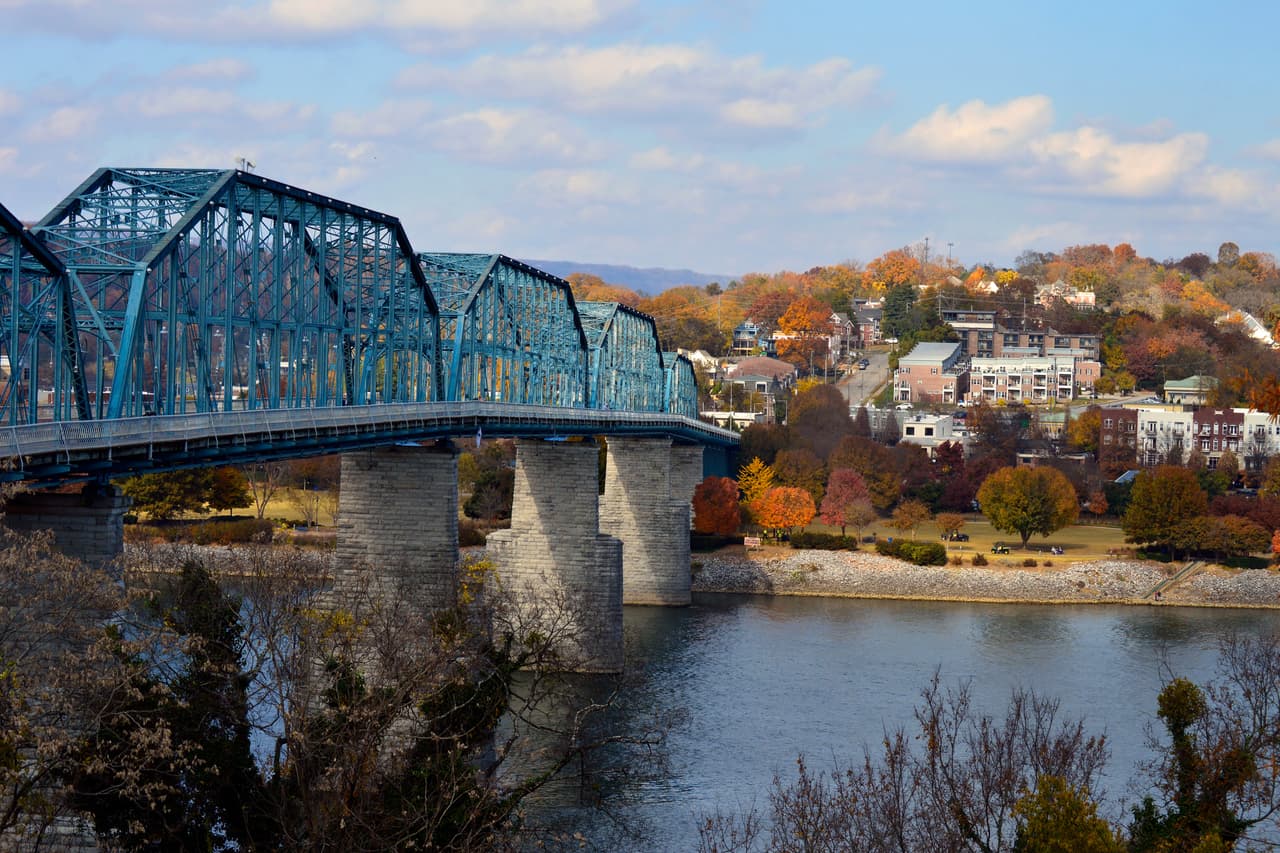 <h3 class="cms-H3-H3">7. Tennessee</h3>
<br>
<br>🏘️ Población: 6,975,218 habitantes. 
<br>
<br>🏘️ Esperanza de vida: 75,3%
<br>
<br>🏘️ Ingreso promedio por familia: $59,695
<br>
<br>🏘️ Valor promedio de la vivienda: $235,200
<br>
<br>🏘️ Costo de la vida representado como el porcentaje del total del ingreso promedio por familia: 15.8%
<br>
<br>🏘️ Tasa de desempleo (agosto 2022): 3.5%
<br>
