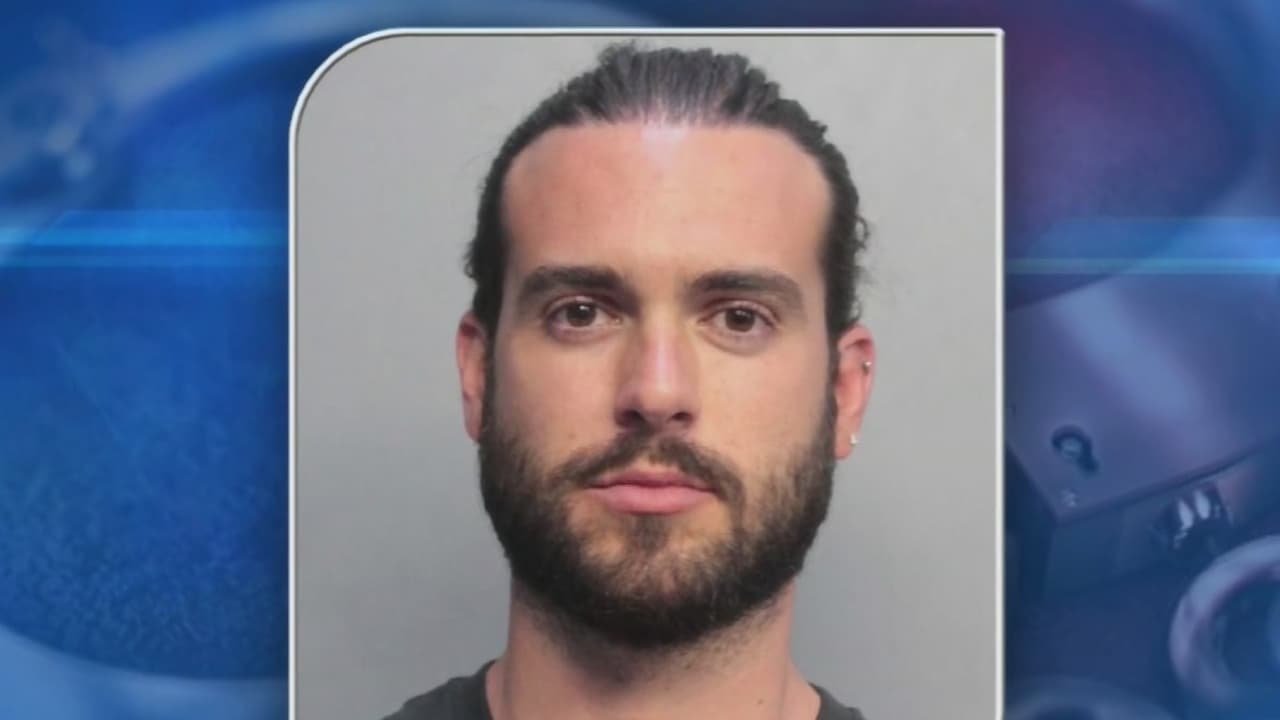 El reporte del incidente indica que el pasado domingo el anciano se bajó incómodo de su vehículo, gritando malas palabras y golpeó la ventanilla del chofer donde viajaba Lyle. Dos testigos dijeron a la policía que vieron cuando el actor le dio un puñetazo a Juan Ricardo Hernández en la cara. El artista habría abandonado la escena para dejar a su familia en el aeropuerto de Miami, donde posteriormente fue detenido por las autoridades.