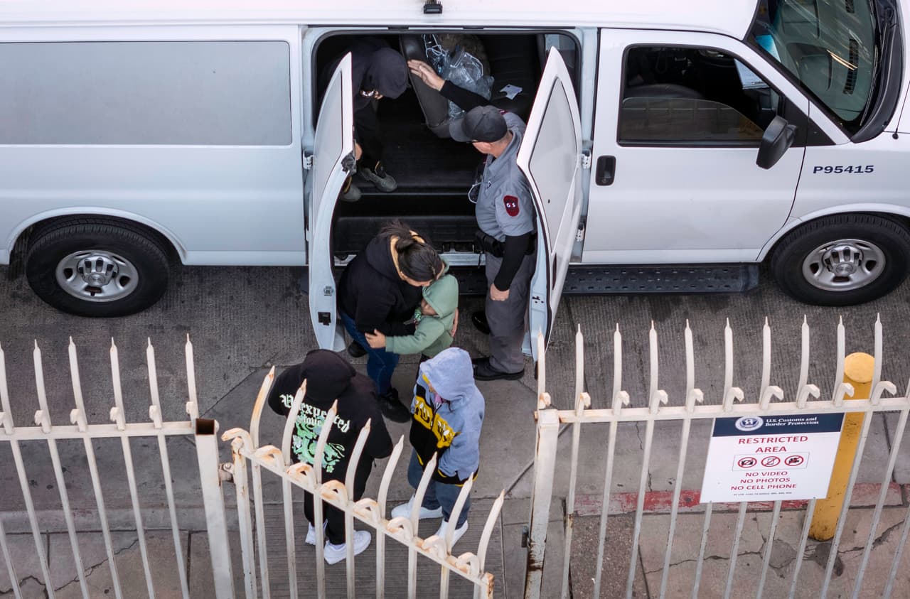 Las autoridades de México tienen la indicación de 
<b>trasladarles a refugios </b>que habilitaron semanas pasadas para 
<a href="https://www.univision.com/local/arizona-ktvw/san-luis-rio-colorado-sonora-deportaciones-masivas-inmigracion-donald-trump" target="_blank">recibir a migrantes deportados. </a>