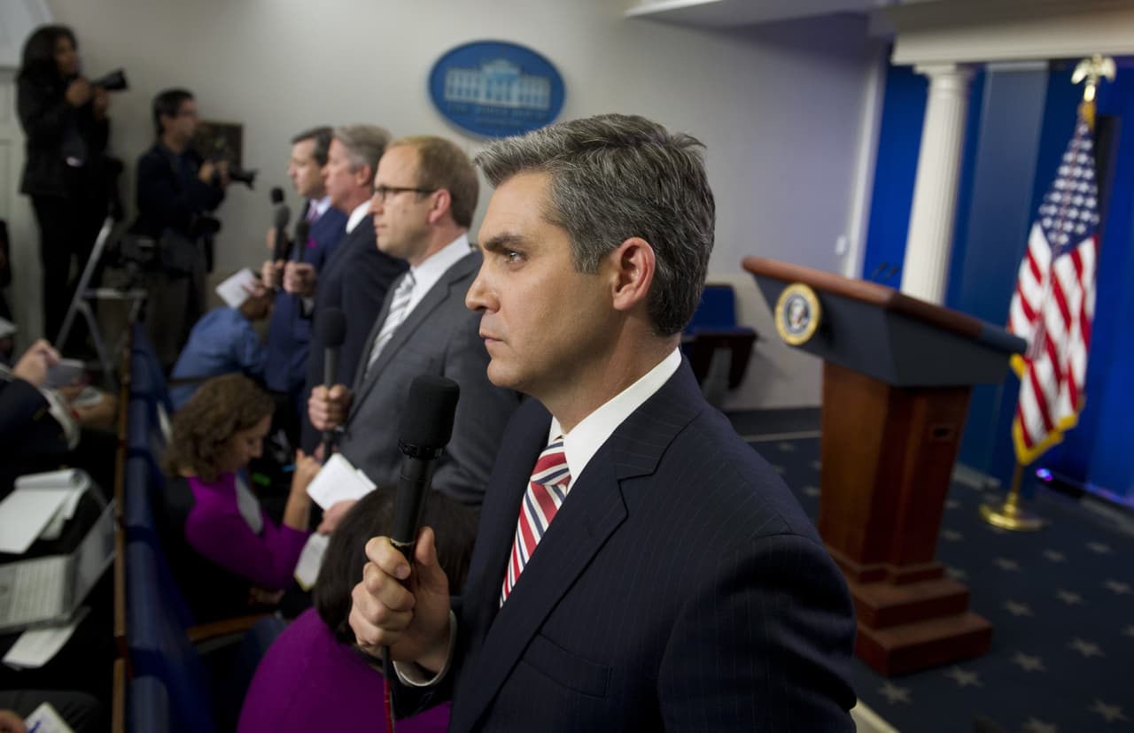 Jim Acosta fue víctima de los ataques verbales de Donald Trump durante su primera conferencia de prensa como presidente electo. "¡Tú eres noticia falsa!", le increpó el mandatario, mientras Acosta le pedía que lo dejara contestar a sus acusaciones. “¡Nos está atacando! ¿Nos puede conceder una pregunta? Sr. Presidente electo, está atacando nuestra organización de noticias ¿Nos puede dar la oportunidad de hacerle una pregunta?”, insistía el periodista. “No, no, tú no, tu organización… ¡cállate!. No seas maleducado, no te voy a conceder una pregunta, ustedes dan noticias falsas”, dijo el Presidente. (11 de enero. 2017).