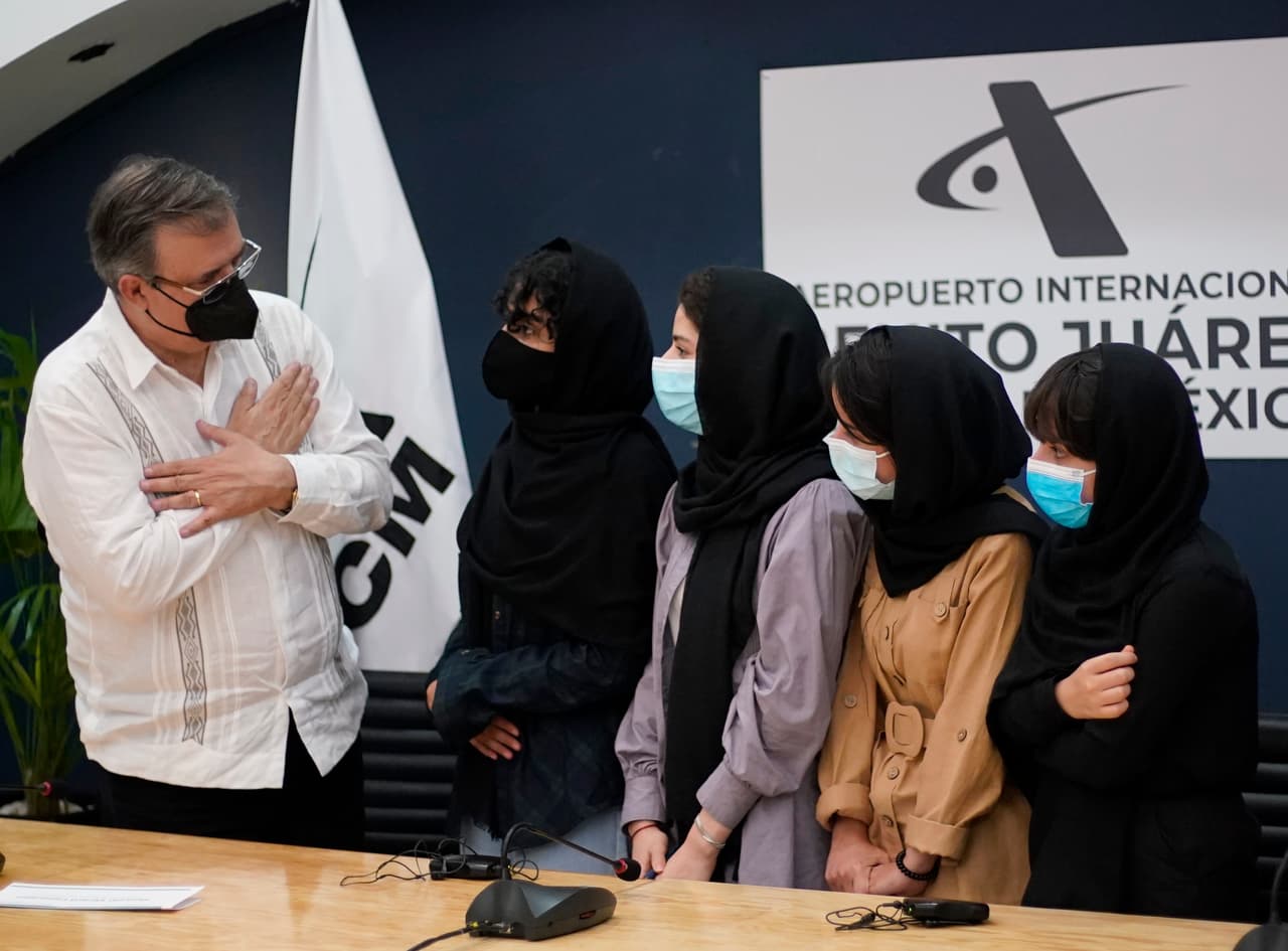 México recibió esta semana a un grupo de refugiados afganos, entre ellos cuatro mujeres pertenecientes a un 
<a href="https://www.univision.com/shows/despierta-america/mexico-recibe-a-cinco-refugiadas-del-equipo-femenino-de-robotica-de-afganistan-video"><u>equipo de robótica de Afganistán</u></a>, en la fotografía junto al canciller mexicano Marcelo Ebrard el 24 de agosto.
<br>
<br>También llegaron a ese país un grupo de 
<a href="https://www.univision.com/noticias/mundo/medios-de-comunicacion-de-estados-unidos-reciben-ayuda-de-mexico-para-sacar-a-periodistas-de-afganistan"><u>trabajadores de los medios de comunicación afganos y sus familias</u></a>.