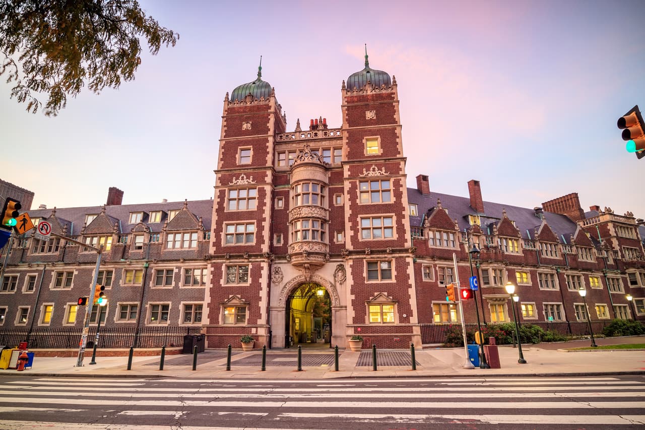La Universidad de Pennsylvania (UPenn) fue la primera en autodenominarse 'campus santuario' en su estado. Entre las medidas que adoptaron para beneficiar a sus estudiantes indocumentados se encuentra 
<b>no permitir la entrada de ICE sin autorización</b>, 
<b>no ofrecer información sobre el estatus migratorio de sus estudiantes</b> y 
<b>aumentar la ayuda financiera para los indocumentados que pierden sus trabajos,<a href="https://news.upenn.edu/message-penn-community-concerning-our-daca-and-undocumented-community-members"> aseguró </a></b>
<a href="https://news.upenn.edu/message-penn-community-concerning-our-daca-and-undocumented-community-members">la presidenta de la institución, Amy Gutmann<b> en un comunicado al que tuvo acceso Univision Noticias</b></a>.