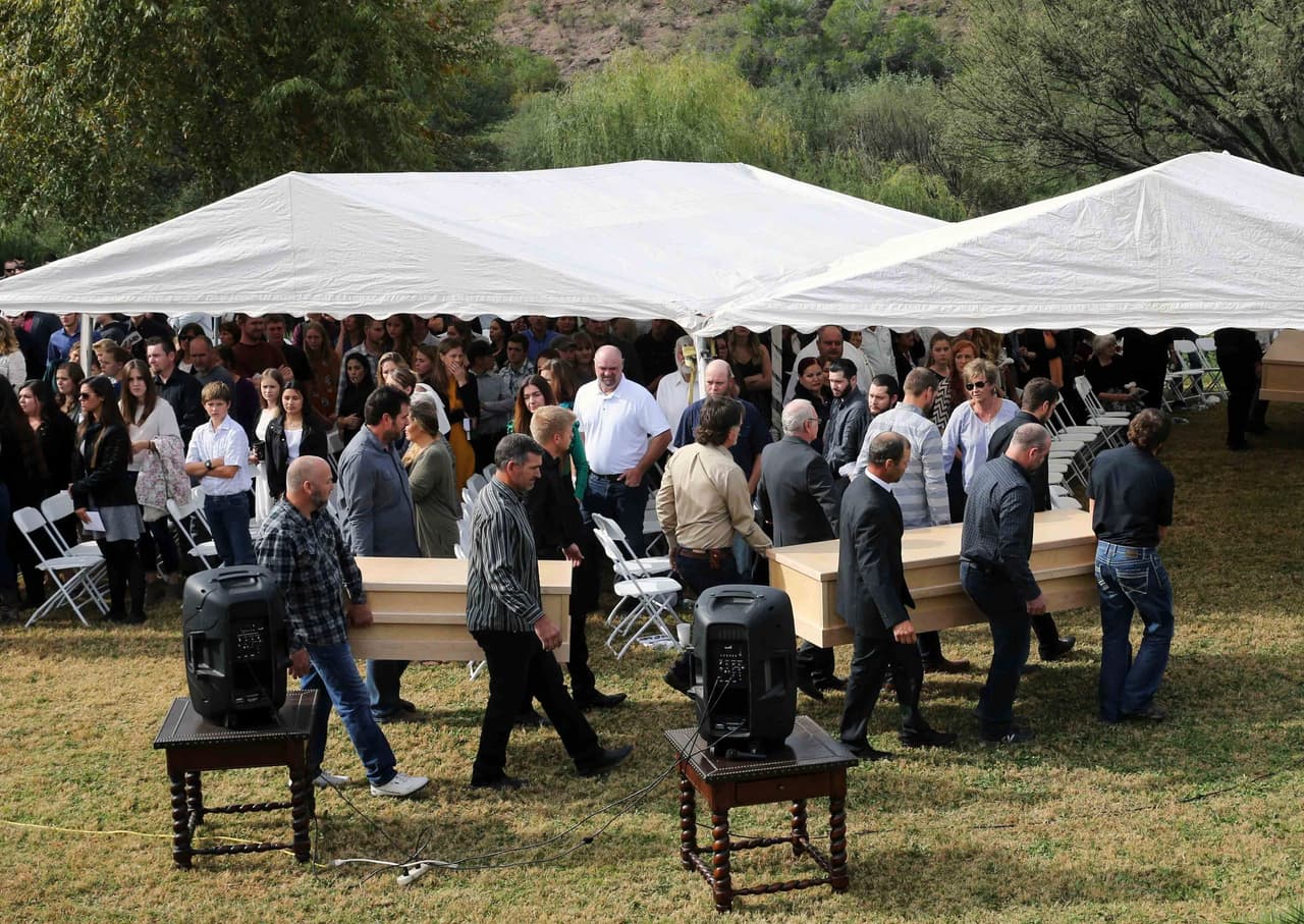Se calcula que 
<a href="https://www.univision.com/noticias/sucesos/quienes-son-los-lebaron-la-prospera-familia-mormona-blanco-del-ataque-armado-en-el-norte-de-mexico">unos 1,000 visitantes pasaron la noche en la localidad</a> antes de los entierros del jueves, abarrotando las casi 30 viviendas del lugar o en tiendas de campaña que llevaron. Al menos una vaca fue sacrificada para ayudar a alimentar a los asistentes y a las decenas de soldados mexicanos que custodian la entrada a La Mora.