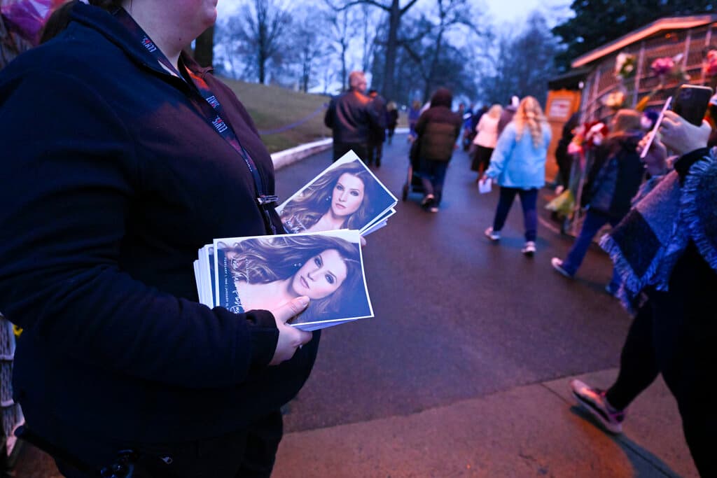 Varios medios publicaron que Presley había sido ya enterrada en privado en la mansión familiar en días pasados. Sin embargo, este domingo se realizó la ceremonia pública a la que acudieron familiares, amigos y cientos de fanáticos.
