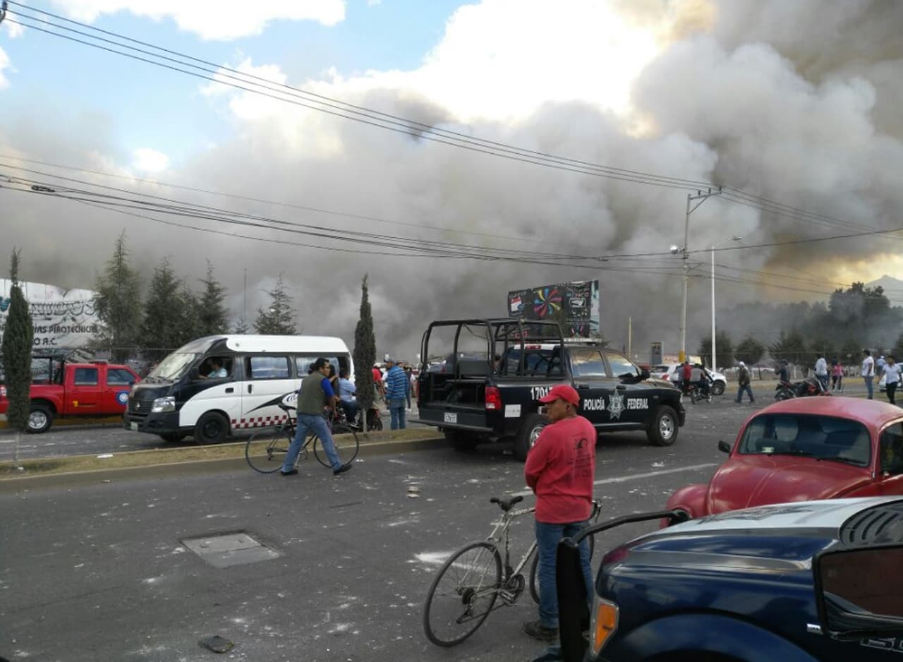 El calor y las nubes de humo se extendieron hacia las zonas cercanas a la explosión.