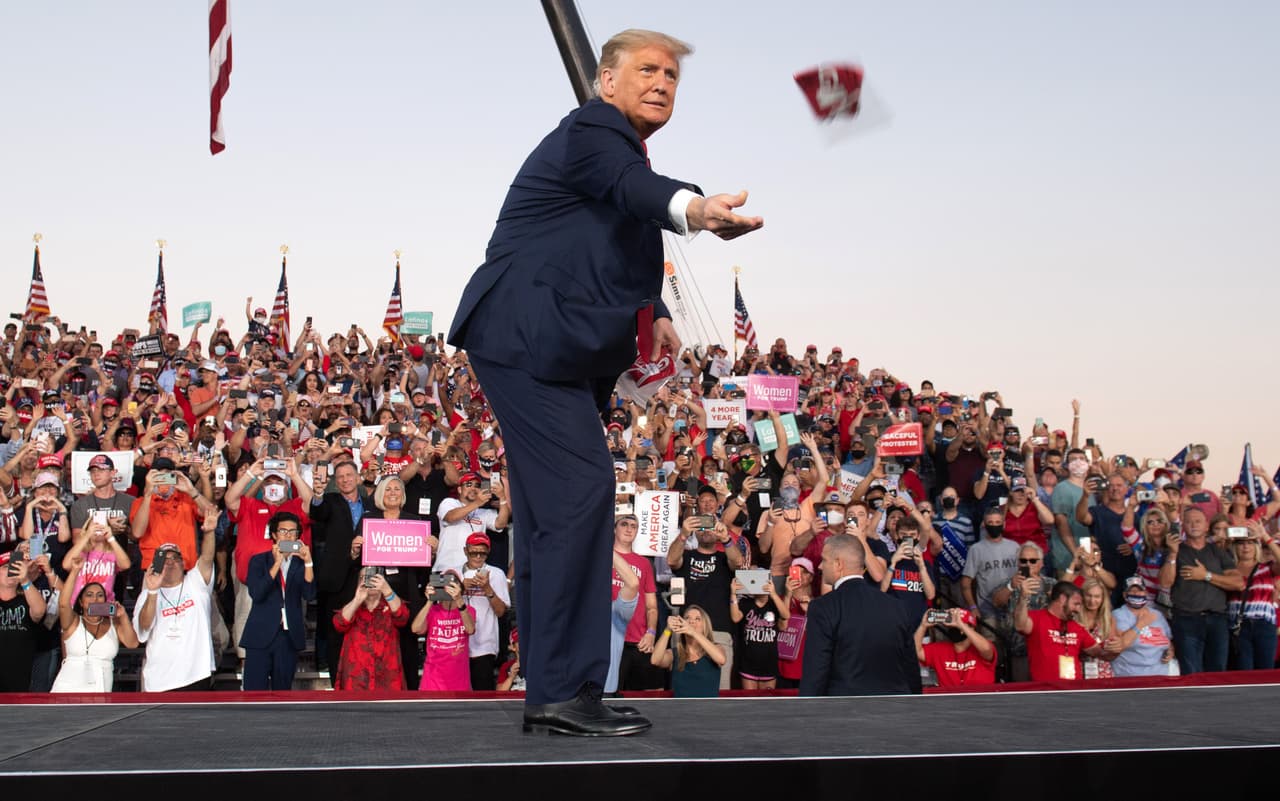 El presidente lanzó mascarillas a la multitud, pero él mismo no usó la mascarilla durante el mitin multitudinario que se realizó en el Aeropuerto Internacional Orlando Sanford en Sanford, Florida.