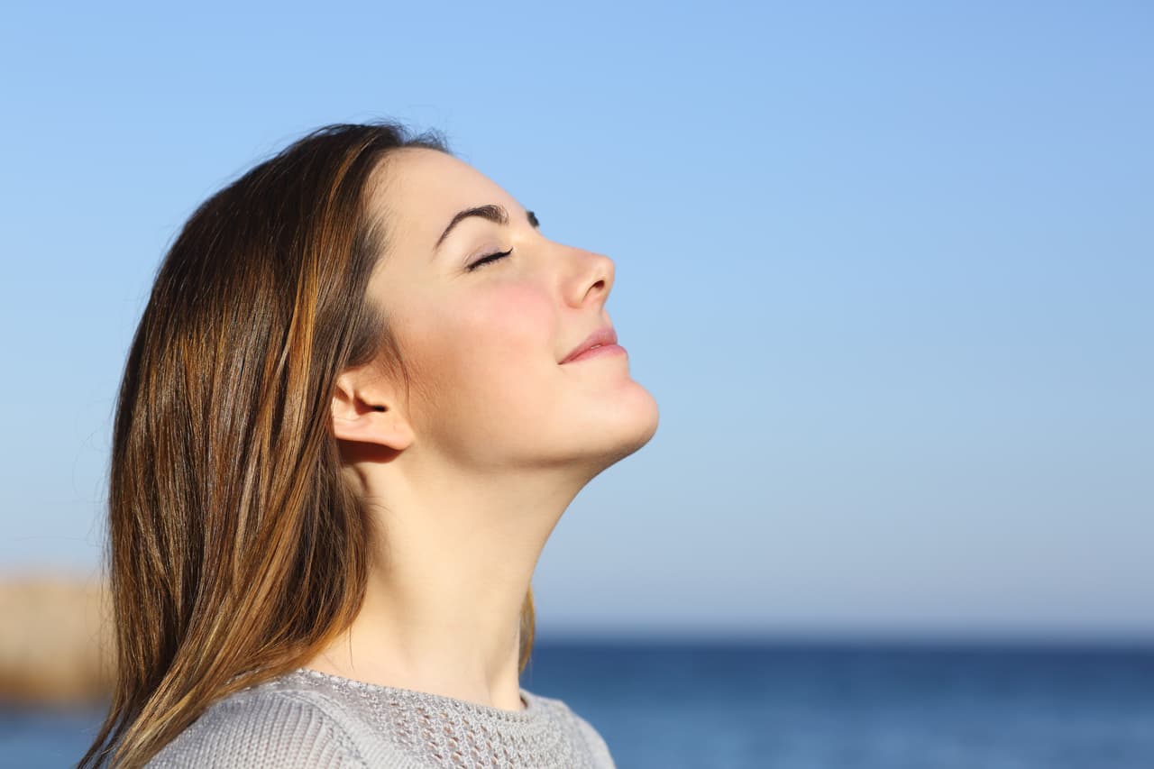 Siente que mucha energía está entrando en ti con cada respiración y que vas a utilizarla para purificar tu cuerpo, tu mente y tu corazón... Está fluyendo como un río dentro de ti, limpiando y purificando todo tu ser.