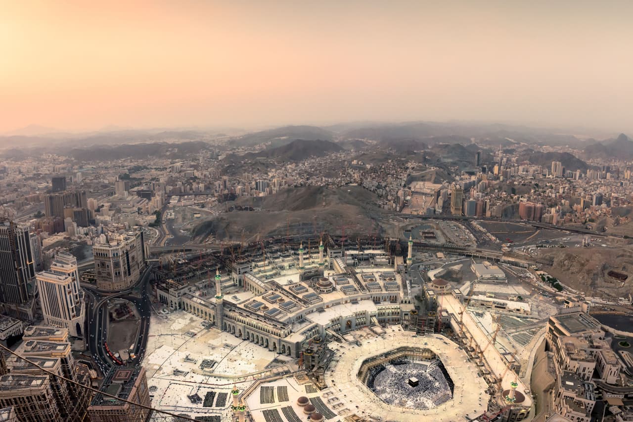 <b>Puesto 2. La Meca, Arabia Saudita</b>
<br>
<br>Temperatura promedio anual: 89.8 grados Fahrenheit (32.1 grados centígrados).
<br>
<br>Mes más caliente del año: julio (98.9 grados Fahrenheit o 37.1 grados centígrados en promedio). 
<br>
<br>Mes más caluroso de la última década: agosto de 2015 (100.2 grados Fahrenheit o 37.8 grados centígrados en promedio).
<br>