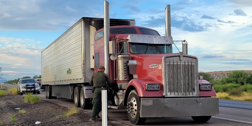 Agentes de la estación de Tucson colaboraron con el Departamento de Seguridad Pública (DPS) para detener a un camión en la carretera I-10 cerca de Sahuarita, allí llevaban a los indocumentados.