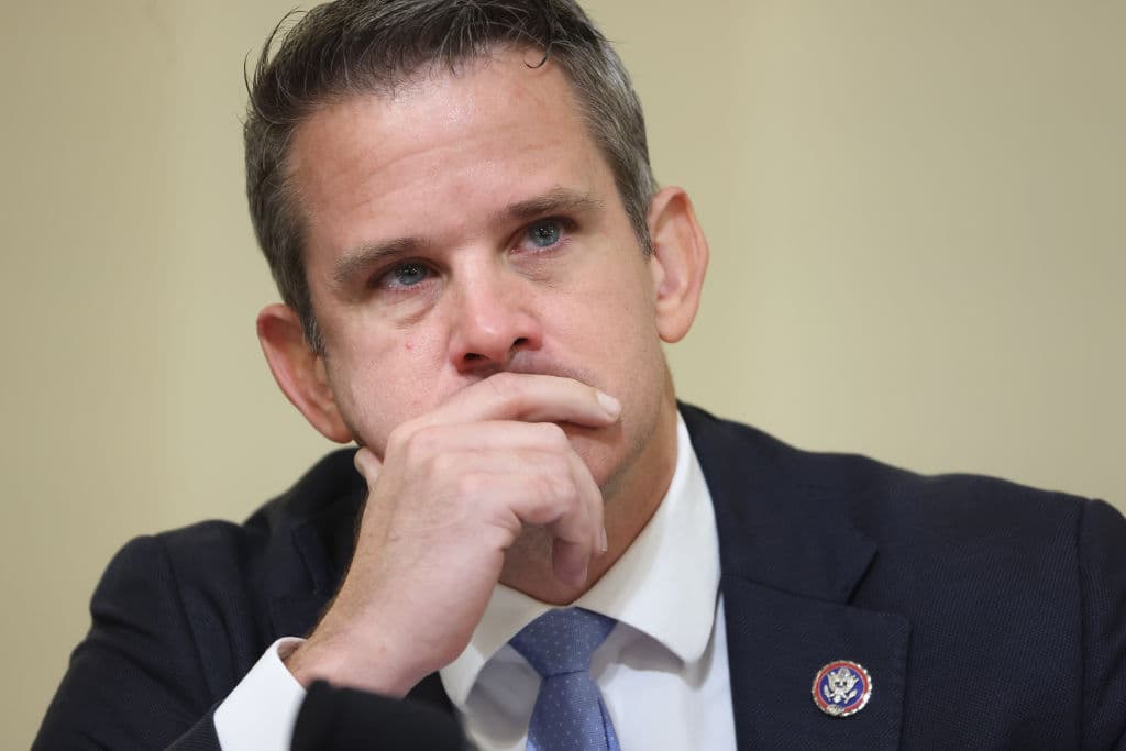 <b>Adam Kinzinger (Illinois). No busca reelección. </b>
<a href="https://www.univision.com/noticias/politica/republicano-adam-kinzinger-critico-de-trump-no-buscara-la-reeleccion">Anunció en octubre de 2021 que no se postularía a la reelección por su escaño. </a>Dijo, sin embargo, que no era el "fin" de su futuro político, "sino el comienzo", indicando que emprendería una lucha a nivel nacional. 
<br>
<br>Este veterano de la Fuerza Aérea estuvo por 12 años en su asiento representando a Illinois. Desde el año pasado, Kinzinger es el otro de integrante republicano (junto a Cheney) del comité que investiga el asalto al Capitolio. 
<br>
<br>El republicano ha elogiado la posición y la valentía de Cheney. Semanas atrás compartió un video en redes sociales 
<a href="https://www.univision.com/noticias/politica/amenazas-de-muerte-congresista-republicano-adam-kinzinger">con grabaciones de partes de las amenazas de muerte contra él y su familia por parte de seguidores de Trump.</a>
<br> 
<br>