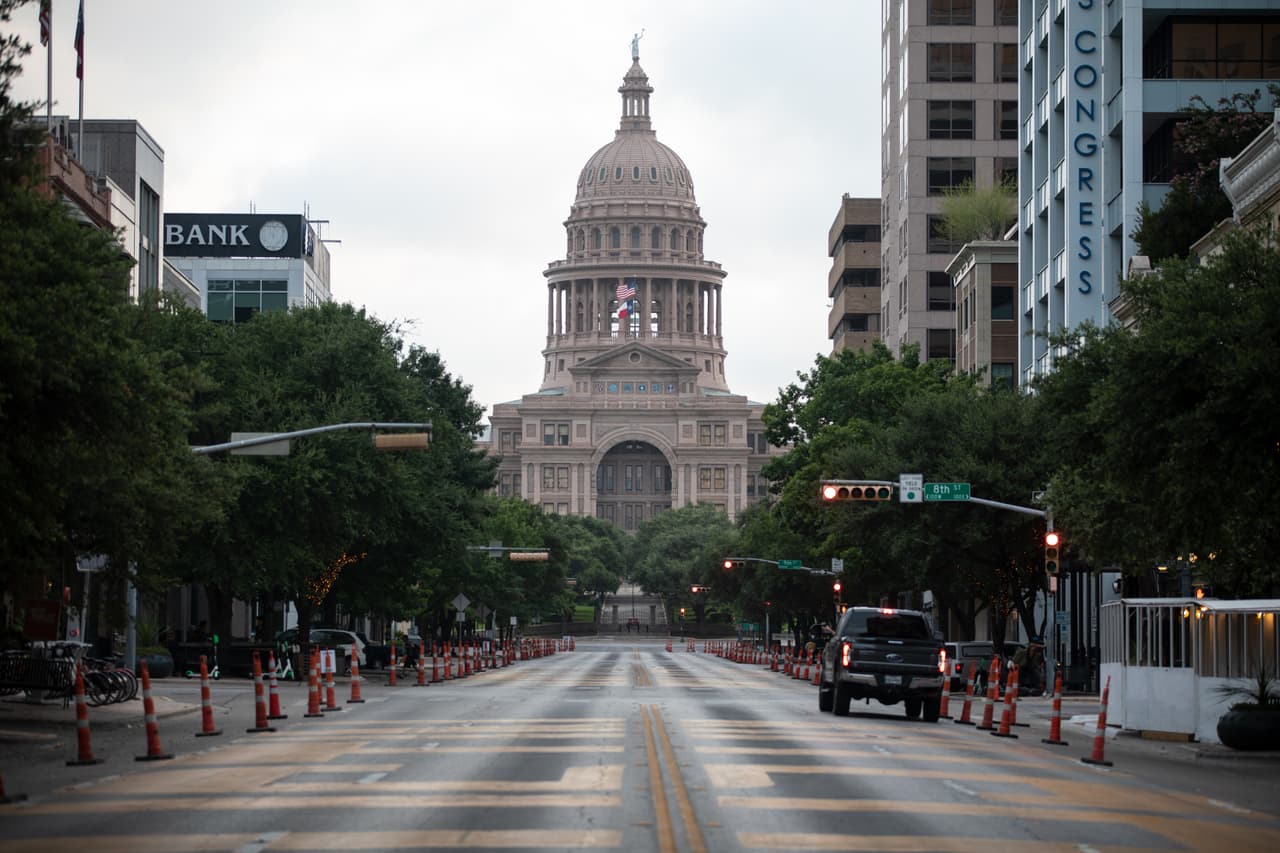La aplicación de la ley estatal no tiene jurisdicción en Washington, D.C. El llamado al arresto simplemente significa que los demócratas se verían obligados, a su llegada, a regresar al Capitolio de Texas. Los legisladores no irían a la cárcel.