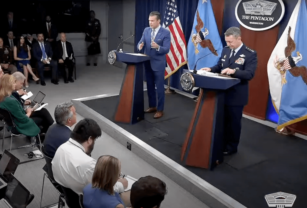 El secretario Hegseth habla a periodistas junto al general Caine.