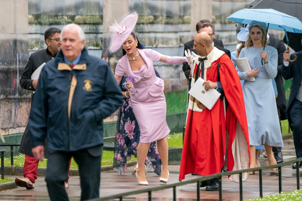 Katy Perry se tropezó a su salida de la ceremonia.