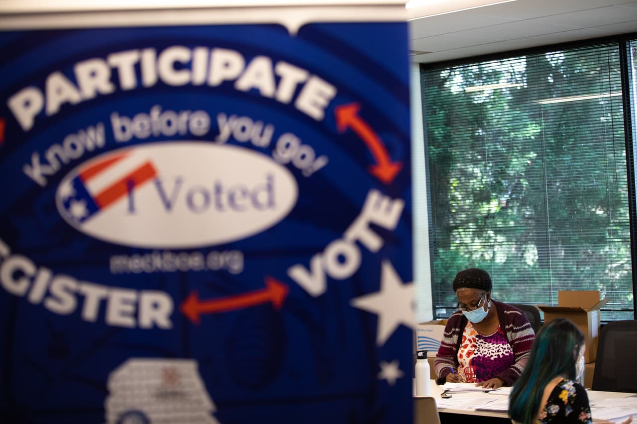 Los números en Carolina del Norte y en otros lugares sugieren que los republicanos están escuchando a Trump, evitando las boletas electorales por correo mientras los demócratas se apresuran a usarlas. 
<a href="https://www.univision.com/local/north-carolina-wuvc/elecciones-estados-unidos-2020/carolina-del-norte-inicia-el-voto-por-correo-y-envia-mas-de-600-000-boletas-el-primer-dia">Más detalles aquí.</a>