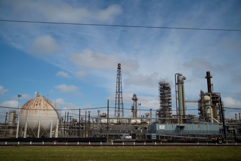 Revés judicial para Biden: juez bloquea la orden que paralizaba nuevos permisos de petróleo y gas en tierras federales
