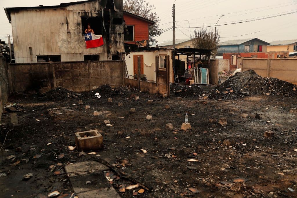 Estos incendios se producen durante una ola de calor extremo, lo que hace temer a las autoridades un desastre como el que se vivió a inicios de 2017, cuando un gigantesco incendio forestal causó 11 muertos, unas 6,000 víctimas, destruyó más de 1,500 casas y afectó 467,000 hectáreas de tierra.
<br>