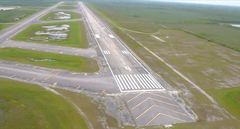 Un aeropuerto abandonado en los Everglades, equidistante entre Miami y Naples, fue el lugar escogido para crear el polémico 
<b><a href="https://www.univision.com/local/miami-wltv/alcatraz-de-los-caimanes-la-nueva-carcel-para-inmigrantes-en-los-everglades-se-construye-con-fondos-de-fema" target="_blank">centro de detención de migrantes llamado por el gobierno como "Alcatraz de los caimanes"</a></b>.