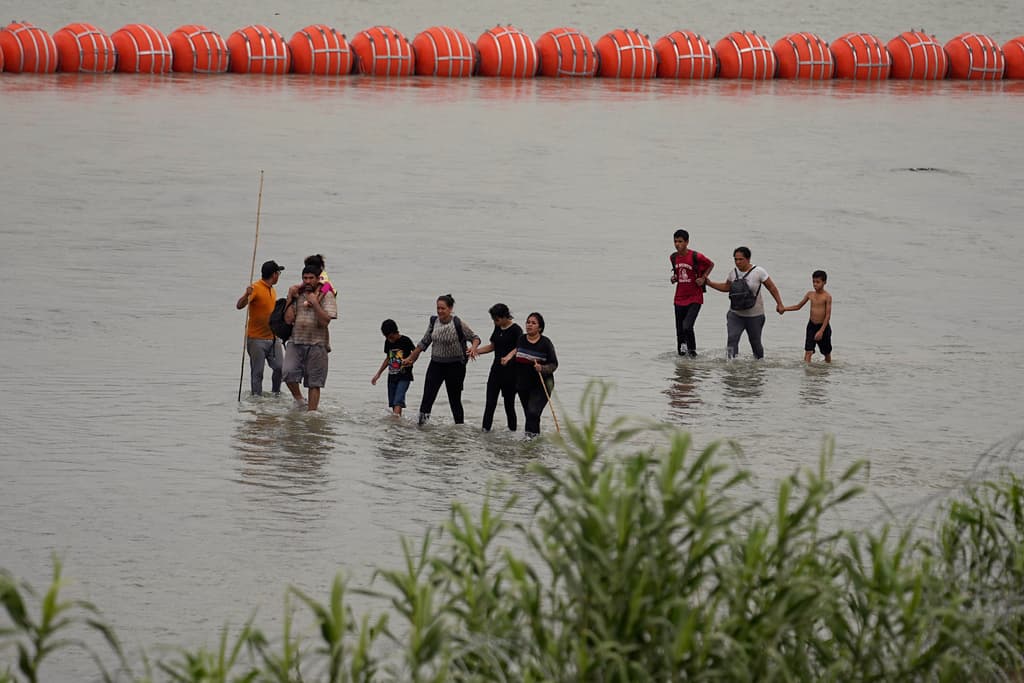 Gobierno de Biden demanda al gobernador de Texas por la barrera de boyas antiinmigrantes en el río Bravo