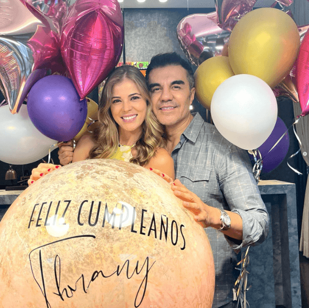 Además de ser un gran comediante, 
<b>Adrián Uribe </b>ha demostrado ser un hombre romántico y muy detallista cuando se trata de su esposa 
<b>Thuany Martins</b>, a quien recientemente sorprendió por su cumpleaños.
<br>