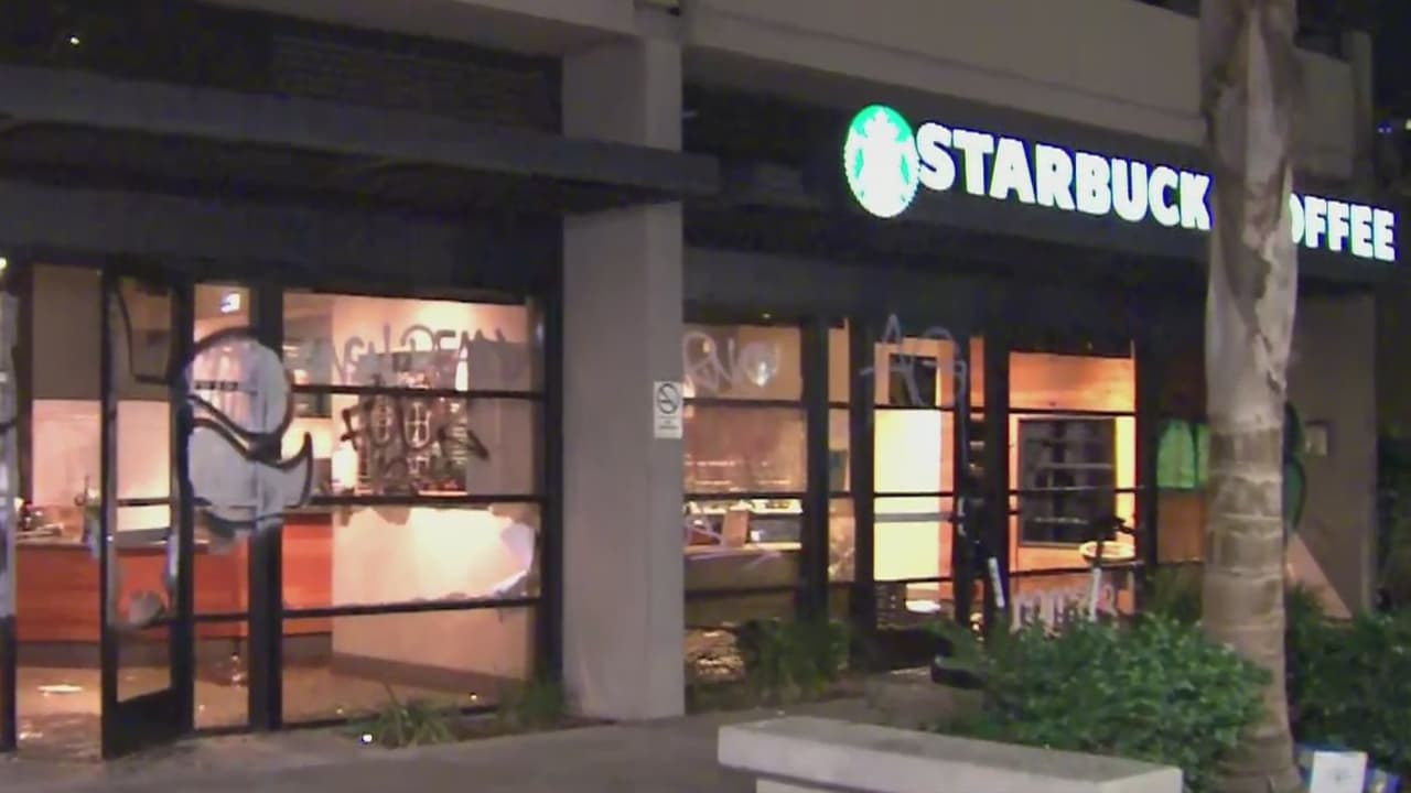 Varios establecimientos en el centro de la ciudad de Los Ángeles se vieron afectados, como una tienda Starbucks que resultó con los vidrios rotos y grafitis pintados. Un autobús de la MTA también terminó dañado. Tras los desmanes ocurridos la noche del domingo, se realizan labores de limpieza en el área.