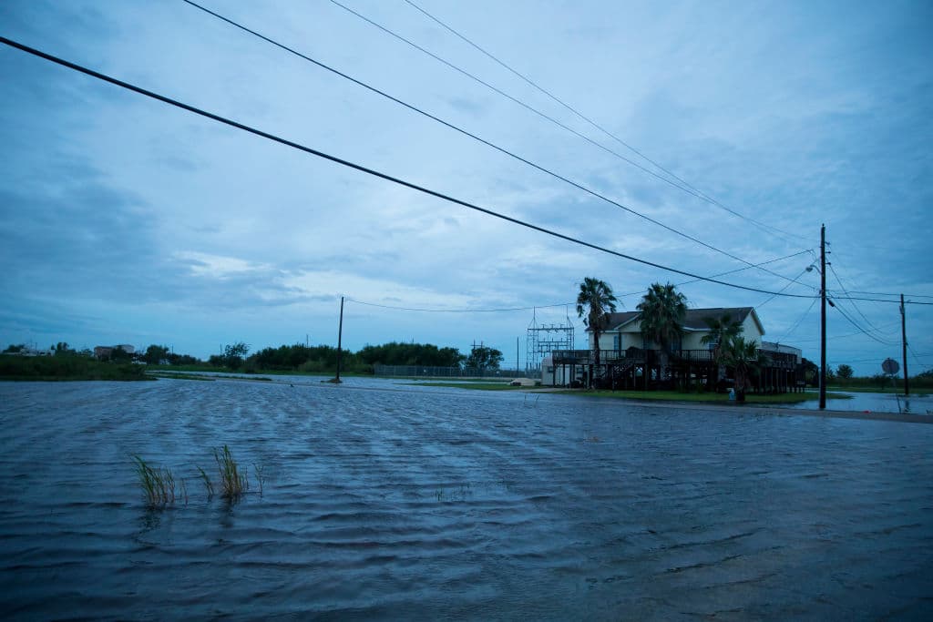 Aunque se espera que a medida que continúe avanzando tierra adentro Laura siga debilitándose, el poderoso fenómeno natural sigue siendo una amenaza. En la imagen se pueden apreciar las inundaciones en la localidad de Sabine Pass, en Texas, en la frontera con Louisiana.