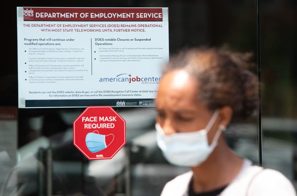 Dos estados suspenderán la ayuda federal por desempleo meses antes de que expire