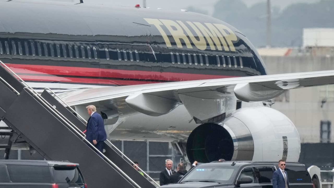 El expresidente Donald Trump abandonó este mediodía su complejo residencial en Nueva Jersey para viajar a Florida.