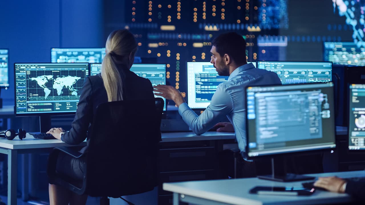 <b>Puesto 6. Científico de datos</b>
<br>
<br>Industria: tecnología
<br>
<br>Salario anual promedio: 98,230 dólares
<br>
<br>Tasa de desempleo: 2%
<br>
<br>Proyección del crecimiento para 2030: 31.4% (19,800 nuevos trabajos)
<br>
<br>Los científicos de datos son estadísticos que utilizan la programación de software y otras herramientas tecnológicas para hacer su trabajo. Suelen tener una licenciatura en matemáticas, estadística o informática.