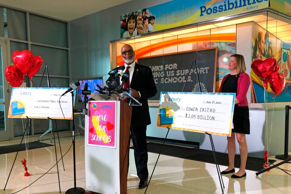 "La Lotería de California sigue confiando en que 
<b>Edwin Castro es el legítimo ganador </b>del premio de 2,040 millones de dólares, del sorteo de Powerball", confirmó la portavoz Carolyn Becker.
<br>
