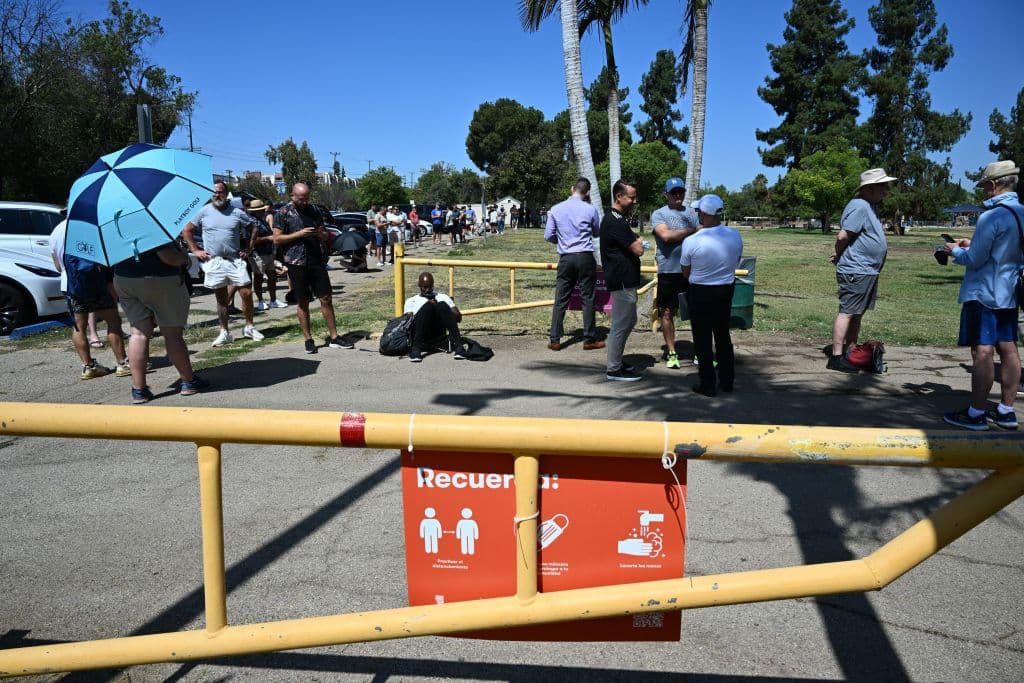 Los puntos de vacunación que se instalan estos días en 
<a href="https://www.univision.com/noticias/salud/mapa-de-la-viruela-del-mono-estados-unidos-casos-acumulados-por-estado">las ciudades más afectadas de Estados Unidos</a> no son suficientes. La 
<b>escasez de dosis</b> contra la viruela del mono se espera que dure meses y por eso se están racionando las inyecciones hasta aplicar solo un quinto del contenido. Sin embargo, esa cantidad no protege bien a 
<b>las personas con el virus del sida, VIH, o con otras enfermedades</b> que debilitan el sistema inmune, según las primeras investigaciones.