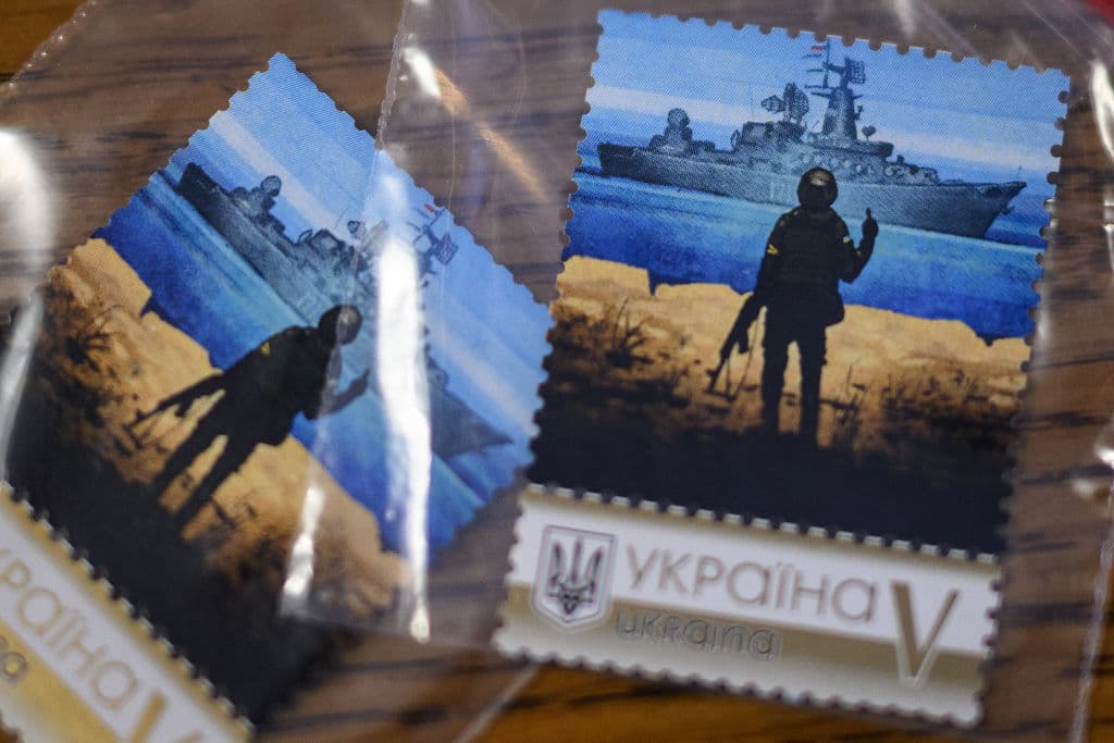 <b>La heroica resistencia en la isla de la Serpiente </b>
<br>
<br>
<a href="https://www.univision.com/noticias/mundo/guerra-rusia-ucrania-invasion-moskva-putin-sellos">"¡Buque de guerra ruso, vete a la mierda!"</a>, esa fue la respuesta de un soldado al frente de un pequeño grupo de hombres en la isla de la Serpiente, en el mar Negro, después de que un barco de guerra ruso les exigiera su rendición bajo amenaza de ser bombardeados. El audio dio la vuelta al mundo como un símbolo de valentía y resistencia. En un principio, el presidente Zelensky dijo que los hombres murieron allí, pero luego se supo que habían sobrevivido y habían sido capturados por Rusia. Posteriormente se negoció su liberación. Un sello postal del correo de Ucrania recrea ese pasaje heroico, como se ve en la imagen. 
<br>
<b>Mira en este video</b> 
<a href="https://www.univision.com/noticias/ucrania-condecora-al-soldado-que-insulto-a-un-buque-ruso-en-la-isla-de-las-serpientes-video">la condecoración de Roman Gribov, el soldado que pronunció la célebre frase ese día</a>.