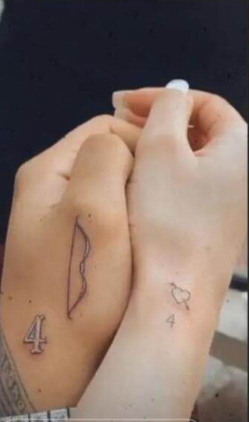 Se trata del arco que tiene plasmada en su mano izquierda, el cual se hizo en diseño conjunto con Belinda para celebrar sus cuatro meses de relación.
<br>