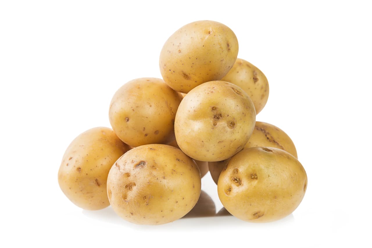 <a href="http://saludsinbulos.com/alertas/zumo-patata-dolor-espalda/">No hay ninguna evidencia científica</a> de la efectividad de este remedio. 
<a href="https://www.todobien.club/dolor-de-espalda-por-que-casi-nada-funciona-y-que-hace-1796517971">Si te duele la espalda, prueba a hacer ejercicio</a>. Eso sí que funciona.