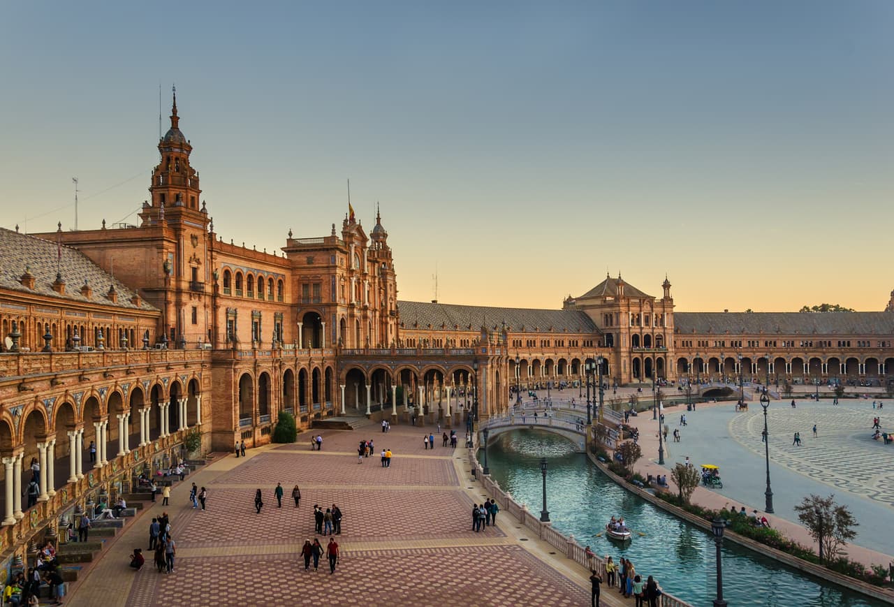 <b>Puesto 6. Plaza de España. Sevilla, España.</b>
<br>
<br>Es uno de los espacios más espectaculares de Sevilla, donde se construyó el edificio principal de la Exposición Iberoamericana de 1929. Tiene forma de semicírculo, con dos torres y destacan los 52 mosaicos de azulejos a los pies del edificio que representan las 52 provincias españolas.