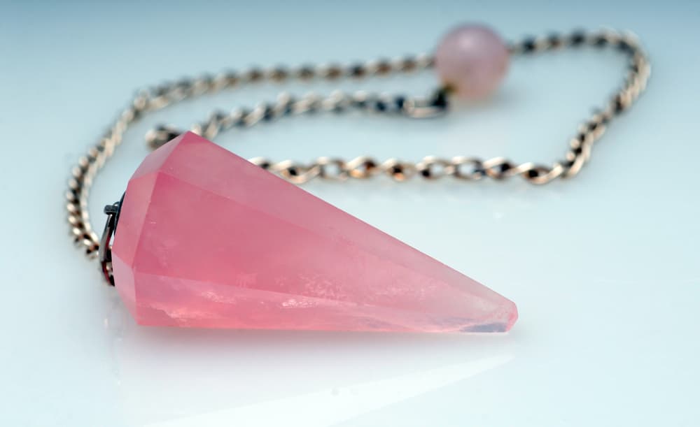 La cuerda o cadena que uses debe medir al menos 15 centímetros, y el objeto que utilices, sea una piedra, un cuarzo, no debe ser ni demasiado ligero (para que cualquier airecito lo vuele) o demasiado pesado. Considera alrededor de una o dos onzas de peso - unos 40 gramos a lo mucho.